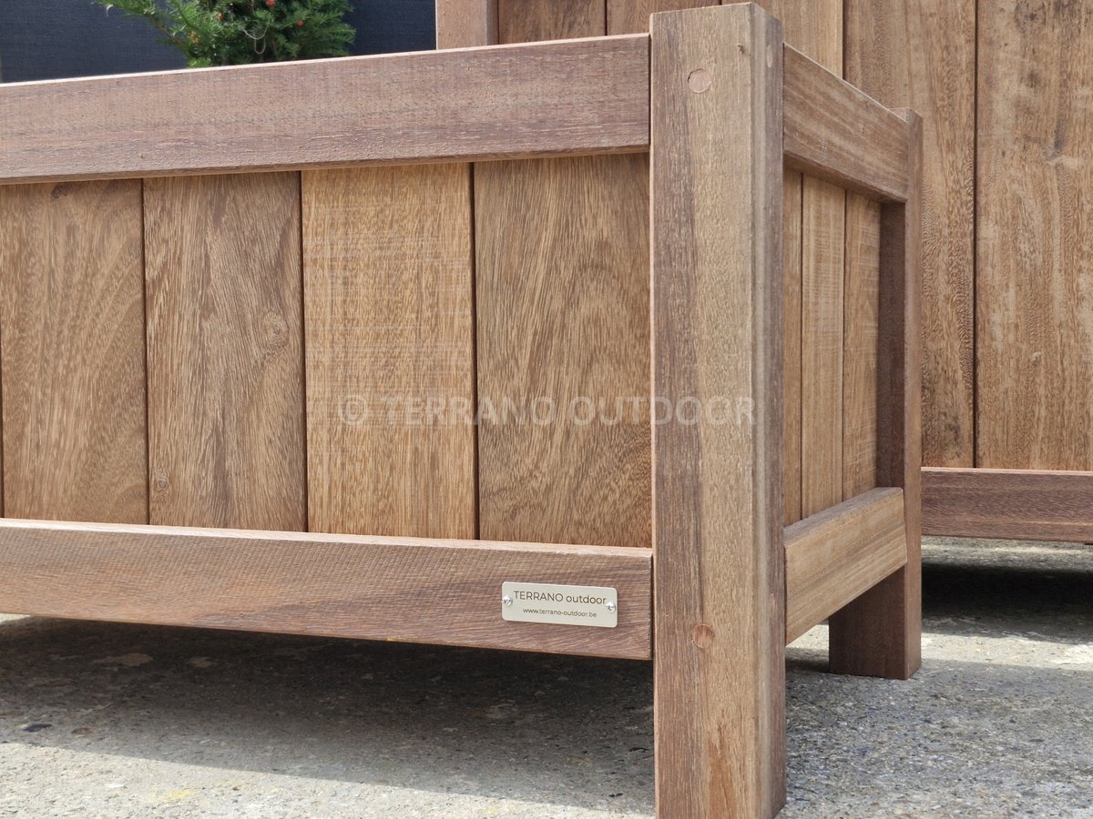 Detail van een handgemaakte plantenbak in massief Azobé hardhout – Terrano Outdoor Berlare