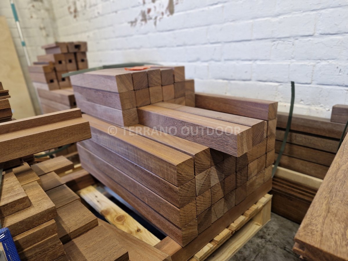 Stapels massief tropisch hardhout in het Terrano atelier